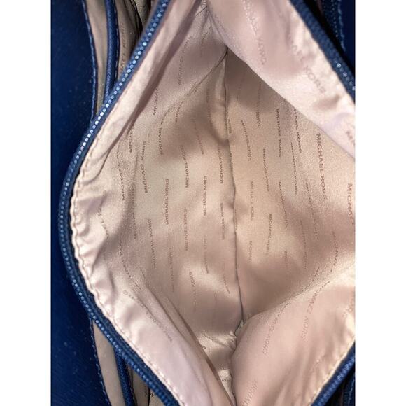 MICHAEL KORS, LARGE NAVY SAFFIANO LEATHER CROSSBODY BAG - Picture 13 of 16